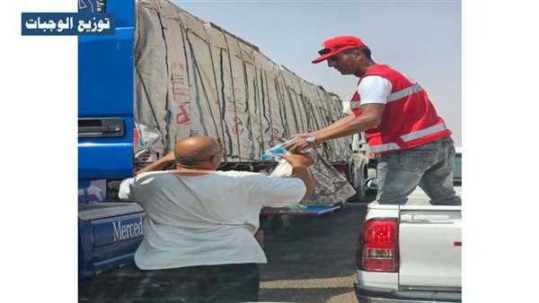 تقديم الدعم اللوجستي لسائقي الشاحنات على الحدود المصرية السودانية
