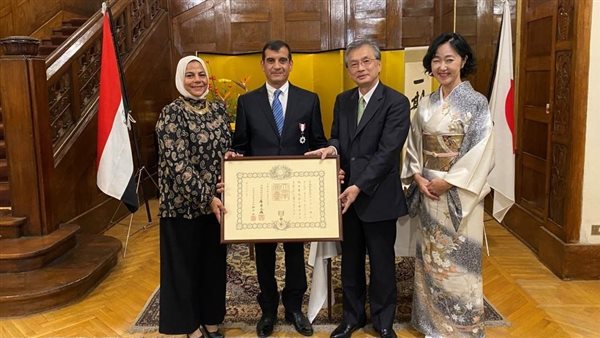 سفير اليابان بالقاهرة يمنح “طارق السيد” وسام الإمبراطور