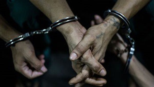 استمرار حبس 3 عاطلين لاتهامهم بسرقة شخص والشروع في قتله في بولاق الدكرور