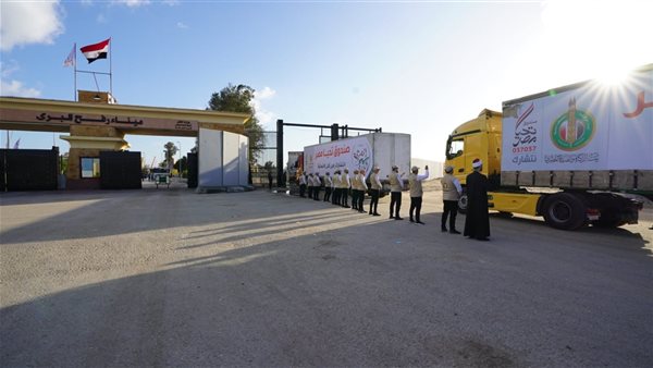 عاجل| دخول شاحنتيّ وقود جديدتين إلى قطاع غزة.. و50 شاحنة مساعدات